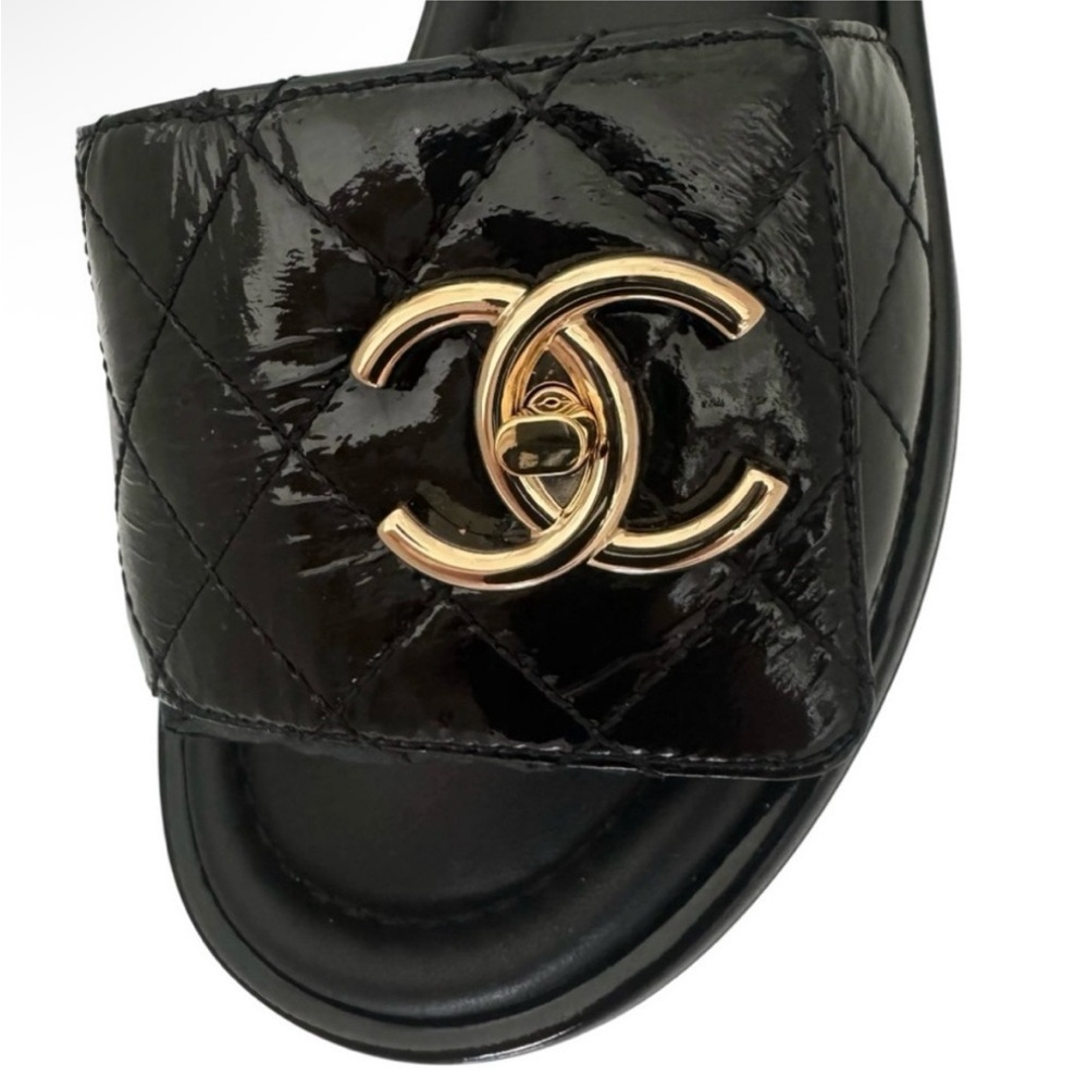 🆕💗CHANEL Black Quilted Patent Slide On Flats Sandals Mules CC Turn Lock GHW 37EU - Picture 9 of 16